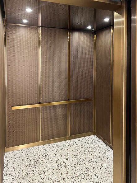 More Photos Of 121 Varick St, New York Loft Creative Space For Lease