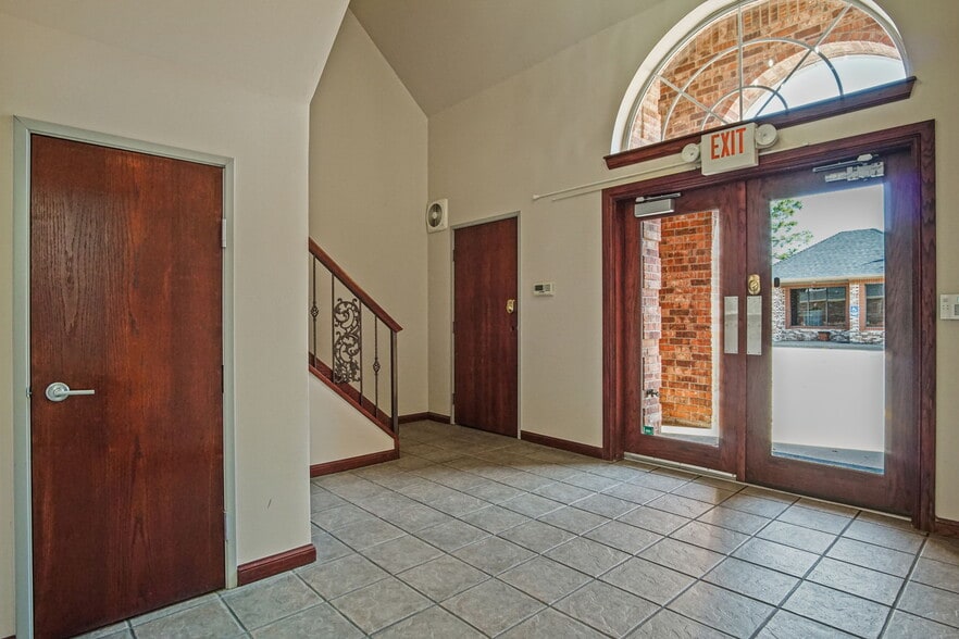 More Photos Of 2412 Palmer Cir, Norman Office For Sale