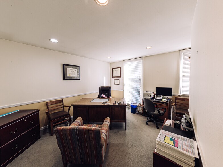 More Photos Of 1318 SW 12th Ave, Portland Office For Sale