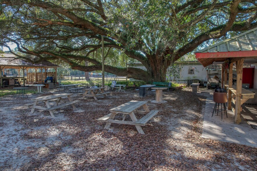 More Photos Of 2451 SE Highway 41, Morriston Bar For Sale