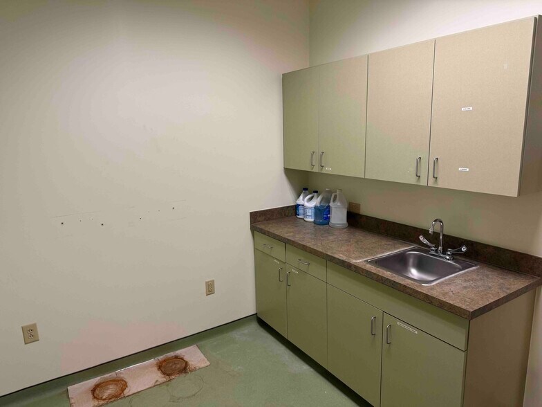 More Photos Of 897 Von Kolnitz Rd, Mount Pleasant Medical For Lease