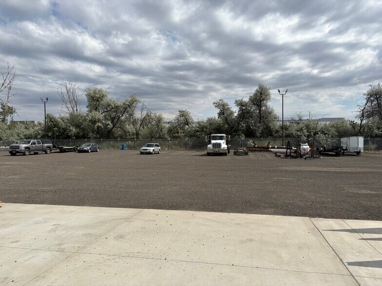 More Photos Of 68 Gateway Rd, Burbank Warehouse For Lease