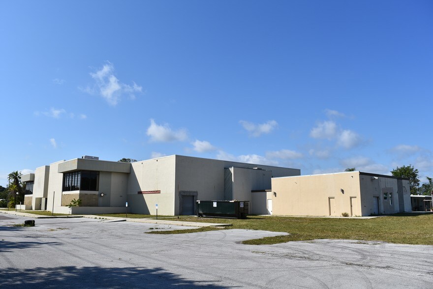 More Photos Of 2147 Pine Forest Dr, Clearwater Warehouse For Sale