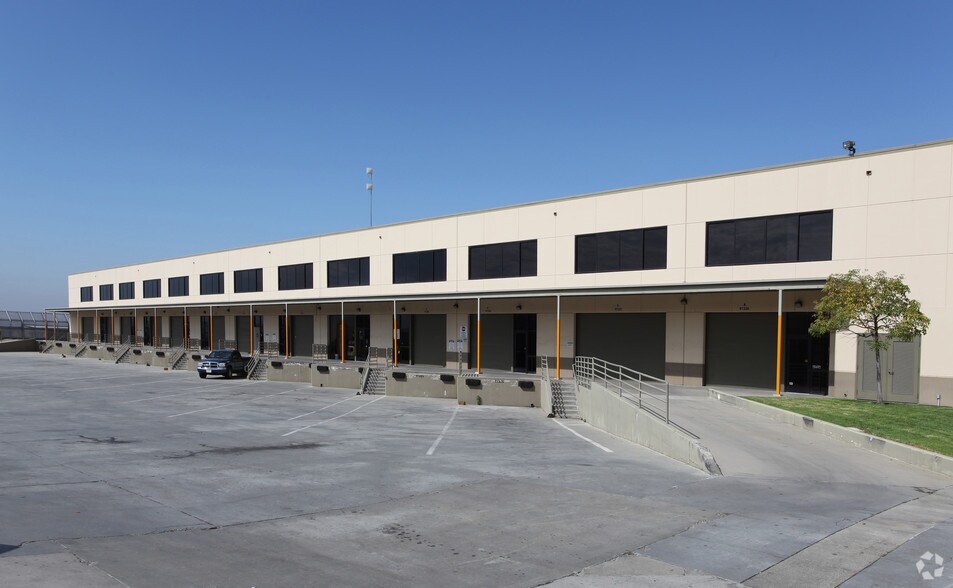 More Photos Of 10065 Via De La Amistad, San Diego Distribution For Lease