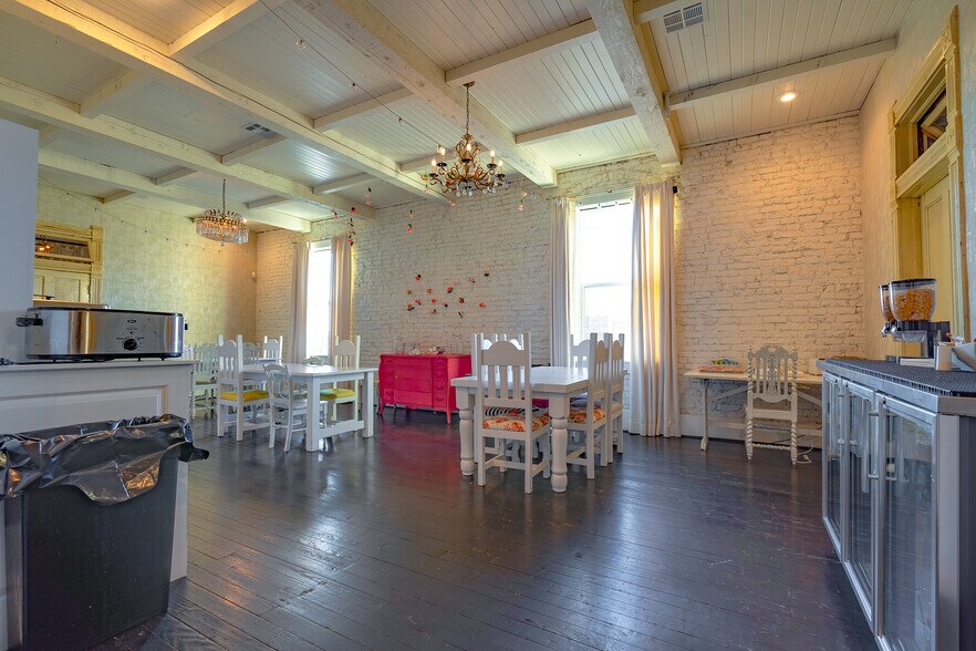 More Photos Of 221 W Main St, Tishomingo Hotel For Sale