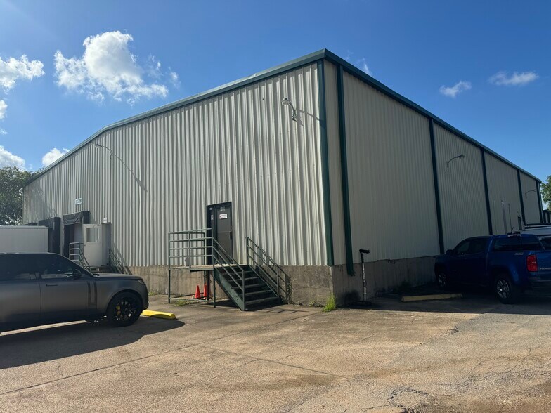 More Photos Of 800 Victoria Dr, Houston Warehouse For Sale