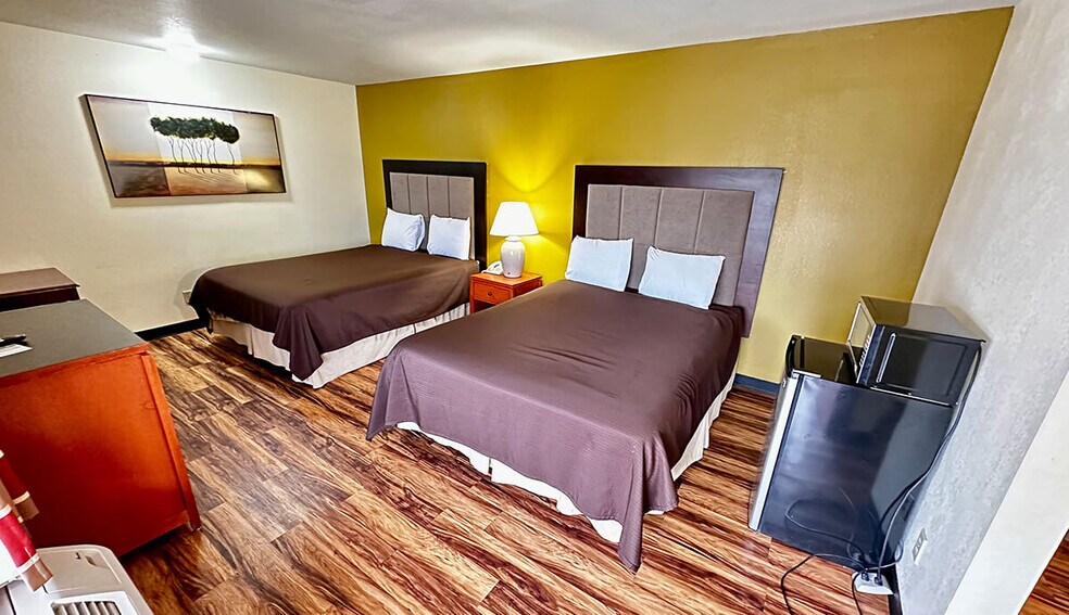 More Photos Of 14 N State St, Iola Hotel For Sale