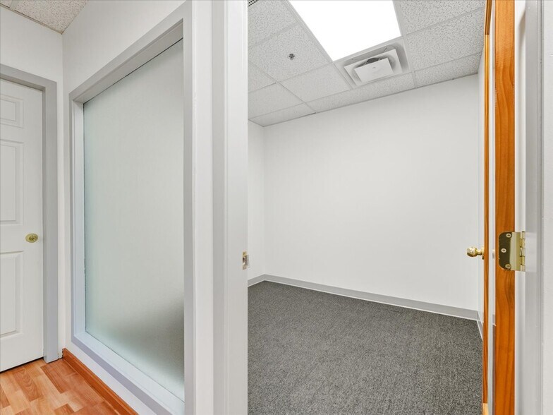 More Photos Of 470-560 Kingsway, Vancouver Storefront For Sale