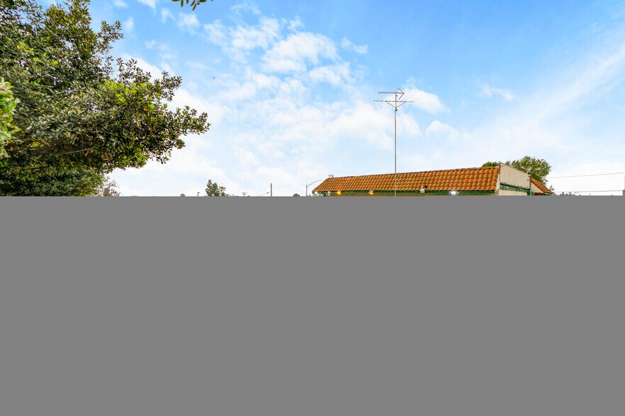 More Photos Of 1825 E Vista Way, Vista Restaurant For Sale