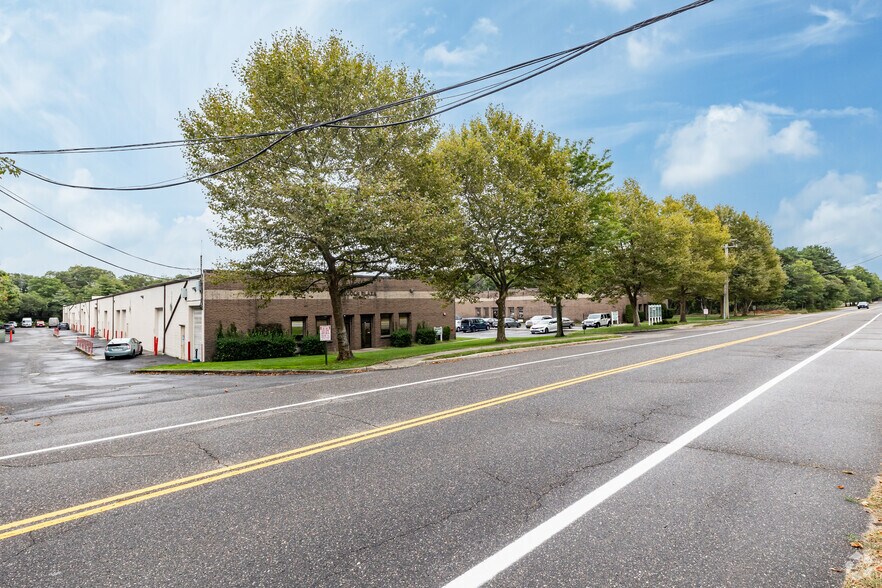 More Photos Of 1501-1529 Lincoln Ave, Holbrook Warehouse For Sale