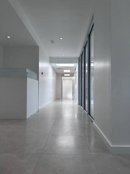 More Photos Of 189 E Big Beaver Rd, Troy Office For Sale