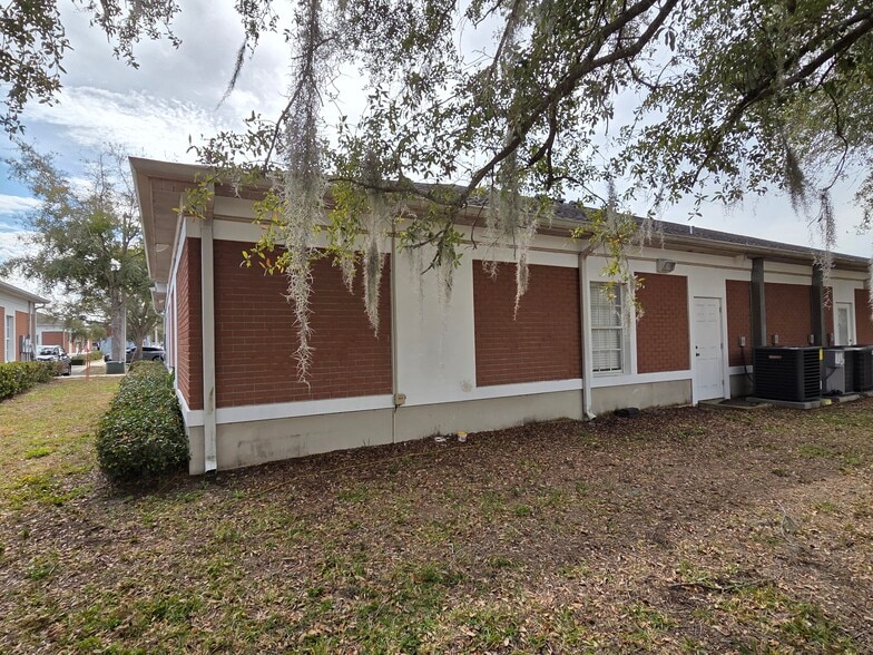 More Photos Of 143 N Oakwood Ave, Brandon Office For Lease