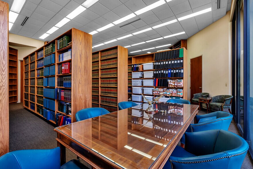 More Photos Of 400 W Houston St, Marshall Office For Sale