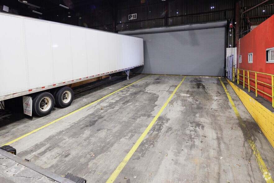 More Photos Of 397-447 Ferry St, Newark Manufacturing For Lease