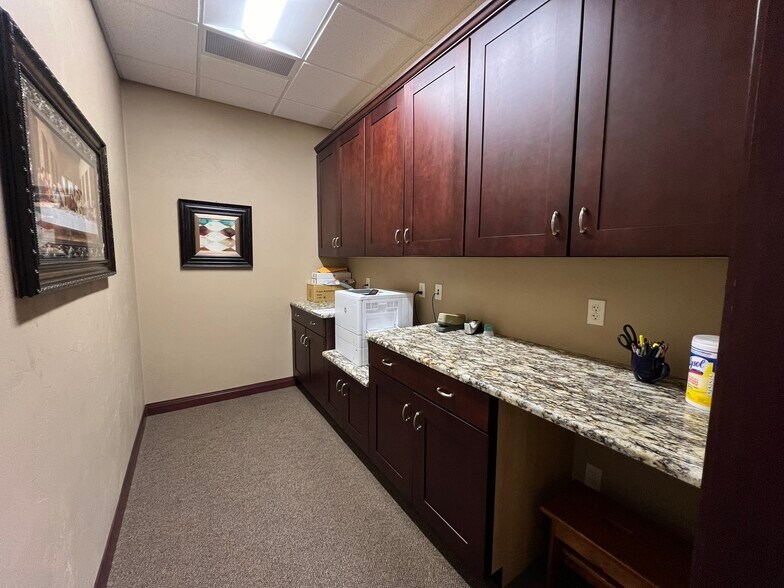 More Photos Of 518-540 S Westland Dr, Appleton Office For Lease