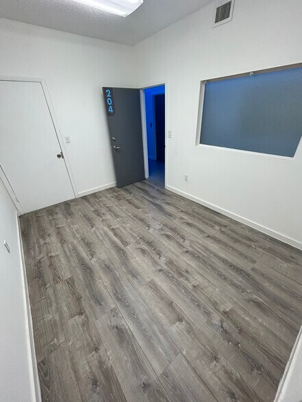 More Photos Of 1918 Harrison St, Hollywood Loft Creative Space For Lease