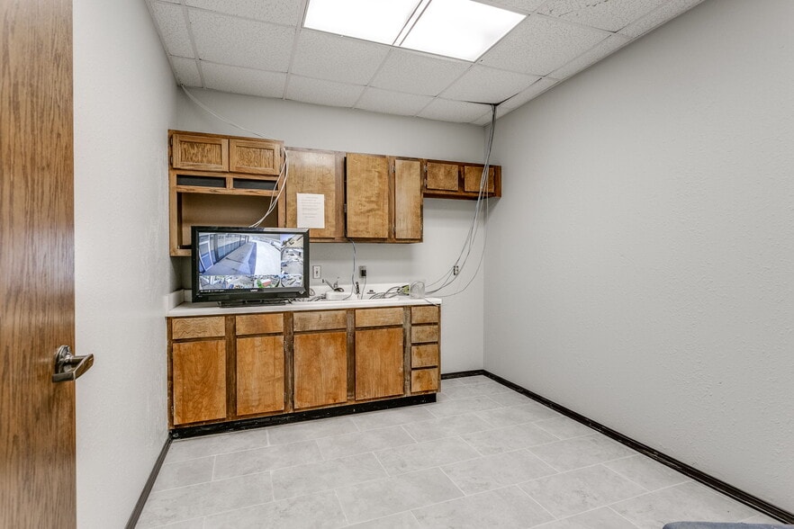 More Photos Of 3500 NW 39th St, Oklahoma City Office For Sale