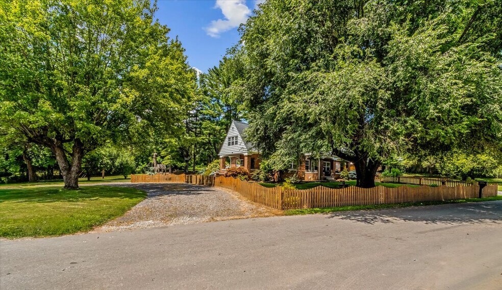 More Photos Of 506 W Main St, Burnsville Freestanding For Sale