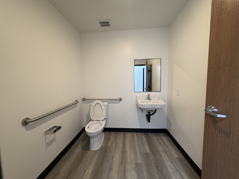 More Photos Of 15825 Stagg St, Van Nuys Warehouse For Lease