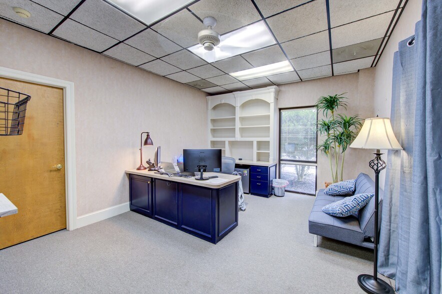 More Photos Of 475 Industrial Dr, Lexington Showroom For Sale