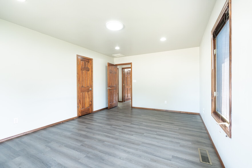 More Photos Of 8984 S Park Rd, Rogers Office For Lease