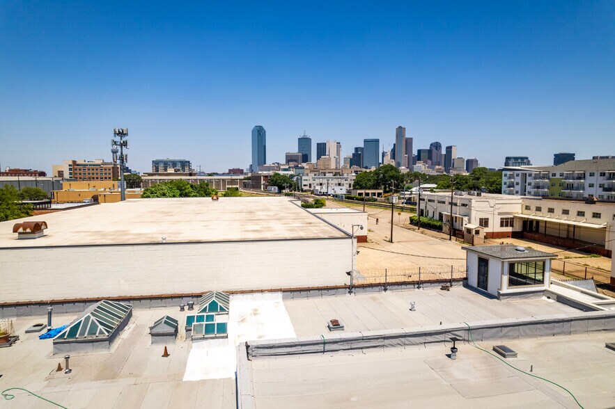 More Photos Of 2005 Wall St, Dallas Showroom For Lease