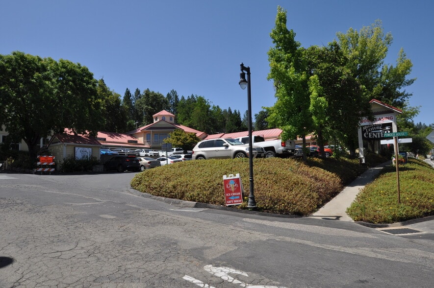 More Photos Of 18687 Main St, Groveland Storefront For Lease