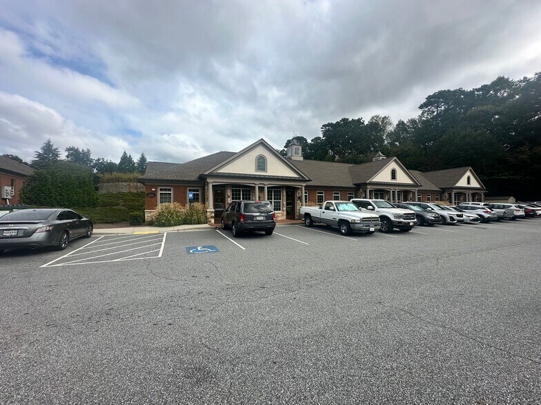 More Photos Of 514 W Maple St, Cumming Unknown For Lease