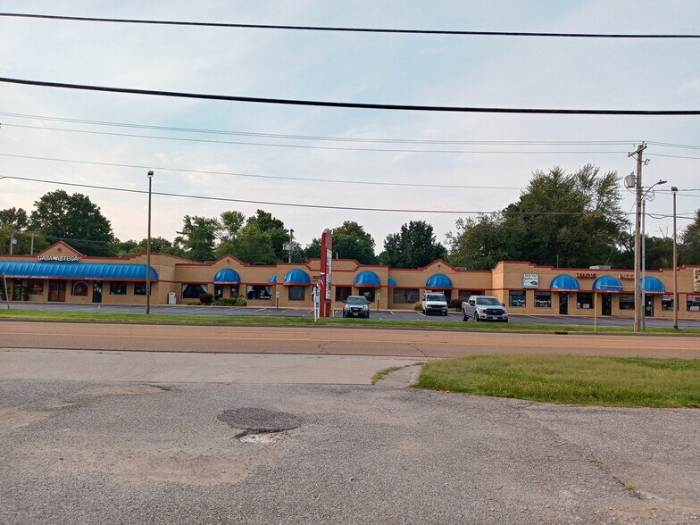 More Photos Of 501-523 W Hiwy 50 St, O'Fallon Storefront For Lease