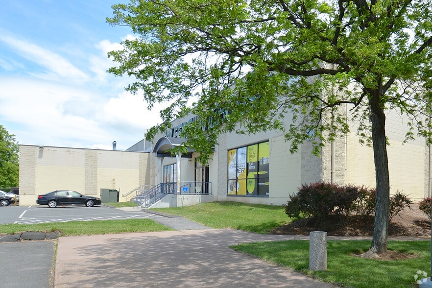 More Photos Of 75 Brainard Rd, Hartford Showroom For Lease