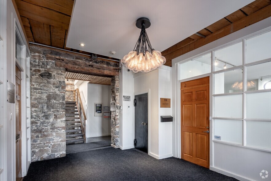 More Photos Of 32 Rue Saint-Charles, Longueuil Office For Lease