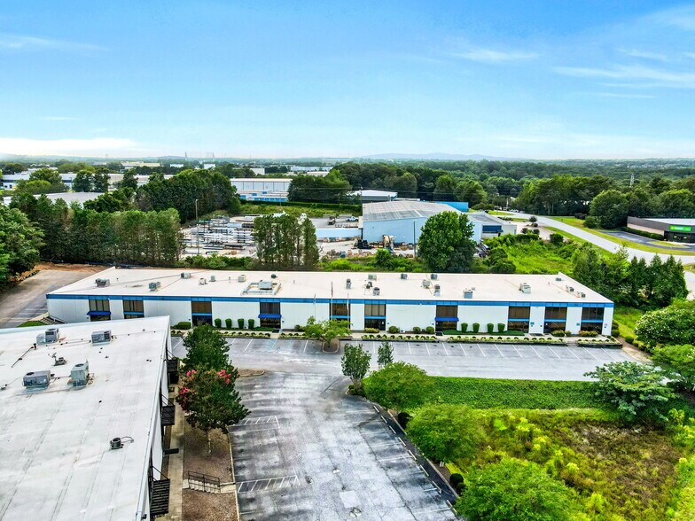 More Photos Of 135 Interstate Blvd, Greenville Flex For Lease