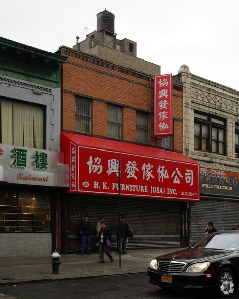 More Photos Of 292 Grand St, New York Storefront For Lease