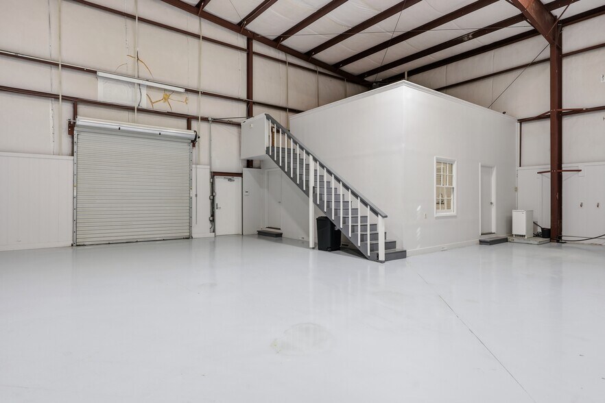 More Photos Of 1131 Memorial Dr, Greenville Airplane Hangar For Lease