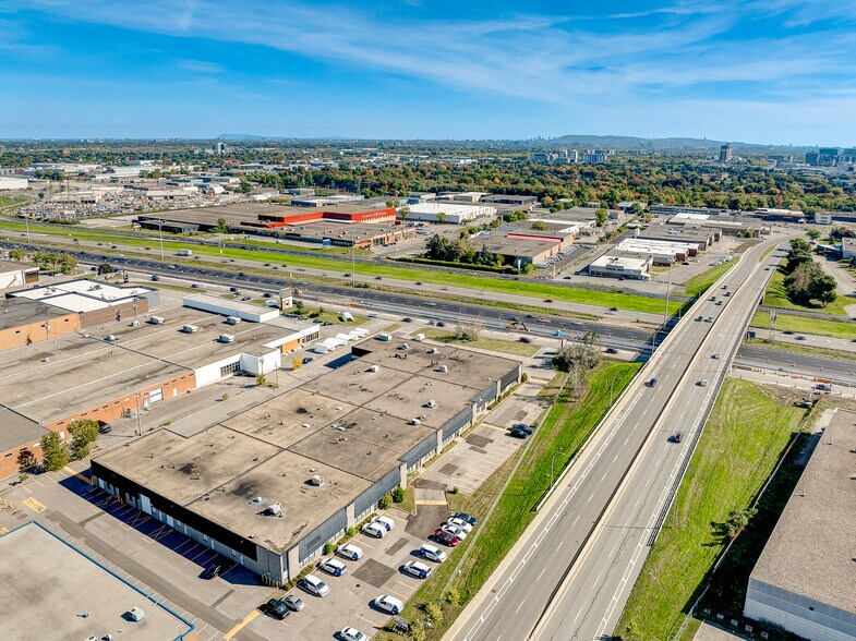 More Photos Of 2789-2855 Boul Le Corbusier, Laval Warehouse For Lease