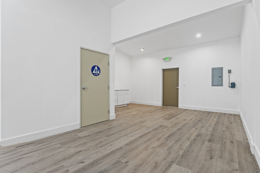 More Photos Of 5310-5314 Laurel Canyon Blvd, Valley Village Freestanding For Sale