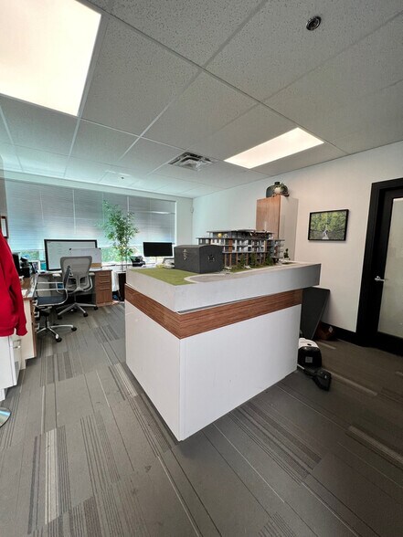 More Photos Of 998 Harbourside Dr, North Vancouver Showroom For Sale