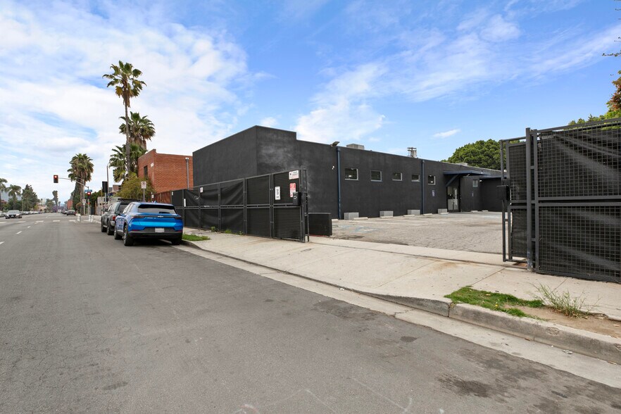 More Photos Of 1604 Venice Blvd, Los Angeles Showroom For Lease