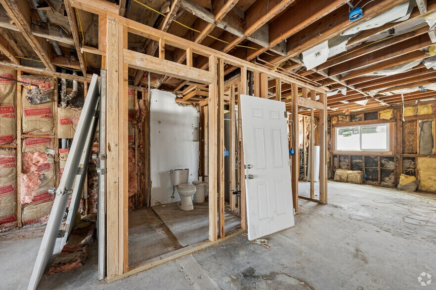 More Photos Of 10520 Magnolia Blvd, North Hollywood Office For Sale