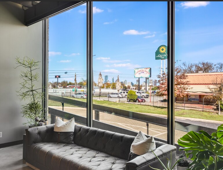 More Photos Of 2401 S Interstate 35, Austin Freestanding For Sale