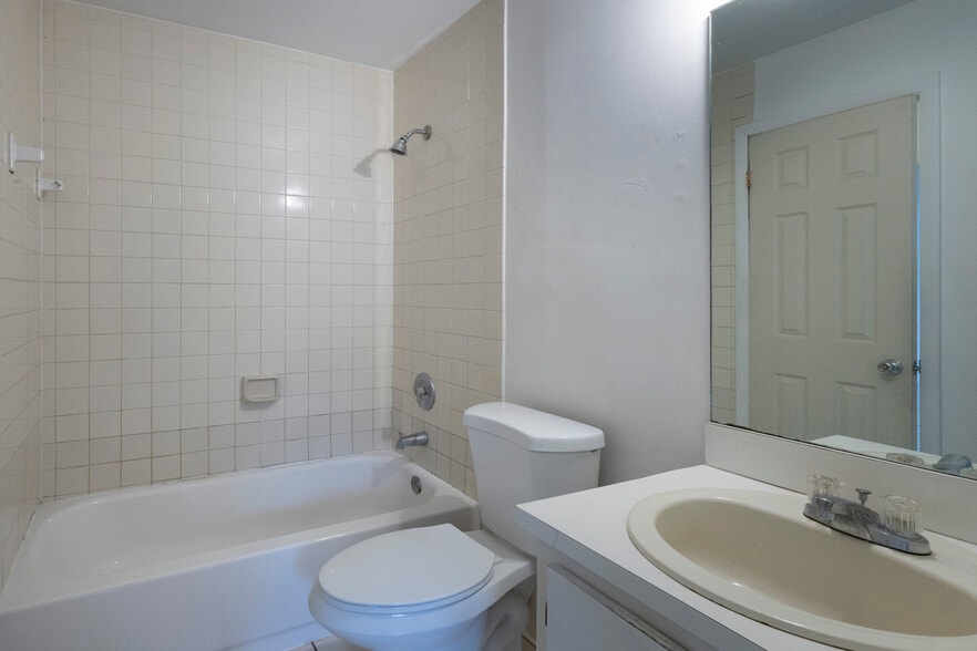 More Photos Of 6305 W 22nd Ct, Hialeah Apartments For Sale