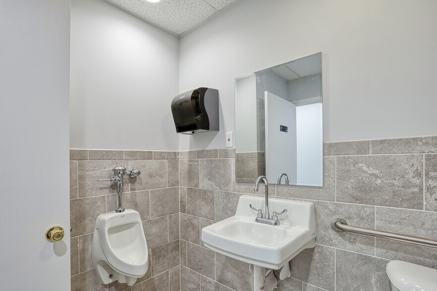 More Photos Of 4051 Executive Park Dr, Harrisburg Office For Lease