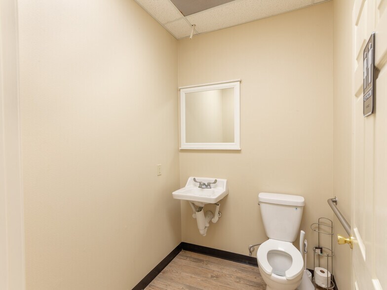 More Photos Of 221 Barren Springs Dr, Houston Unknown For Lease