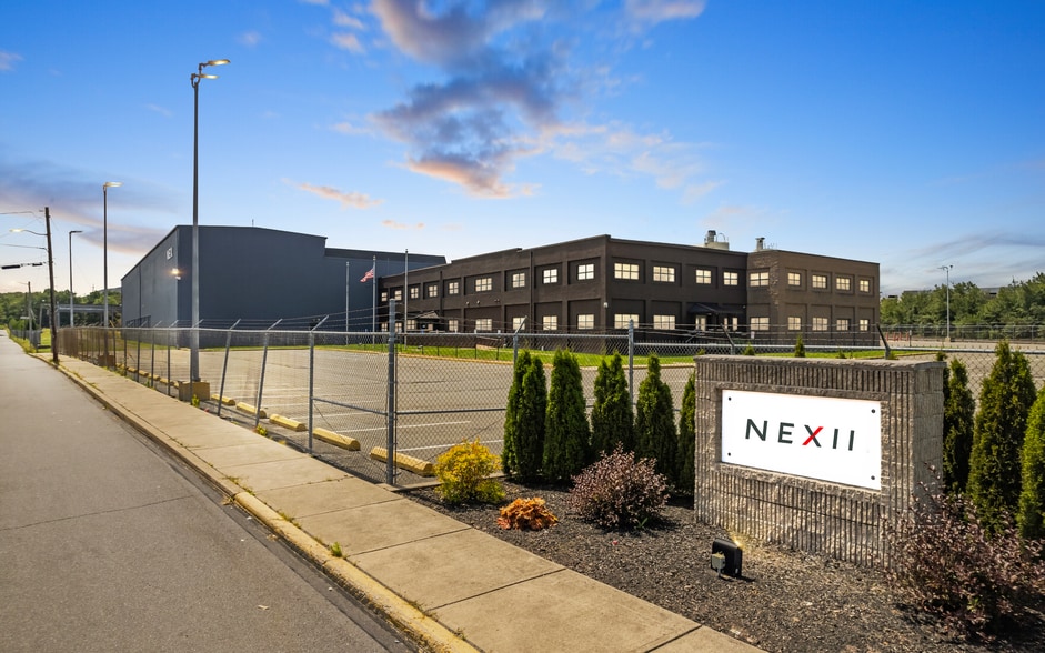 More Photos Of 101 Carleton Ave, Hazleton Manufacturing For Sale