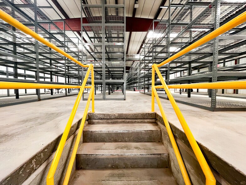 More Photos Of 7 E Industrial Loop, Midland Warehouse For Sale