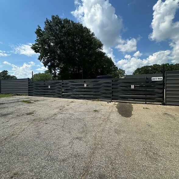 More Photos Of 860 W Main St, Spartanburg Light Distribution For Sale