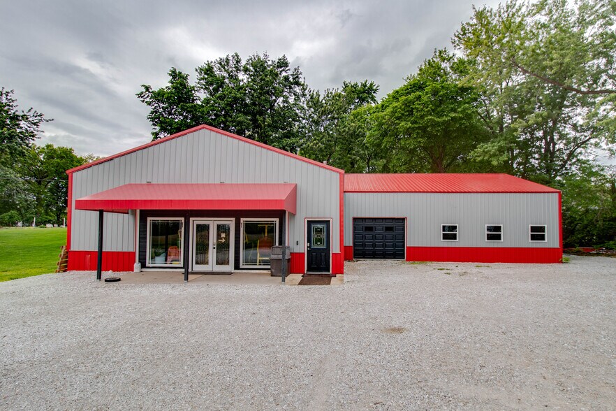 More Photos Of 405 Fulton St, White Hall Flex For Sale