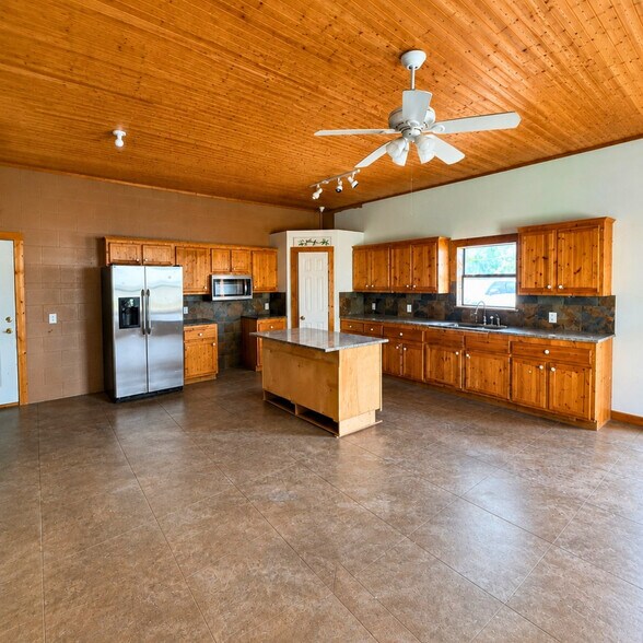 More Photos Of 1360 W State Highway 71, Bastrop Warehouse For Lease