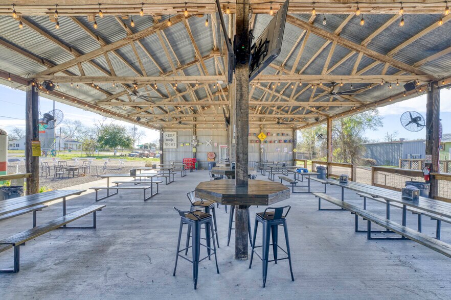 More Photos Of 710 S May St, Madisonville General Retail For Sale