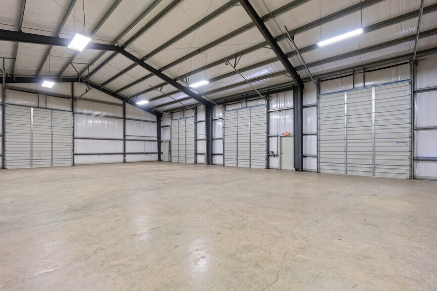 More Photos Of 945 Huser Blvd, Schulenburg Warehouse For Lease
